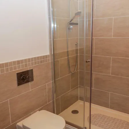 Repton Engine Shed 휫비