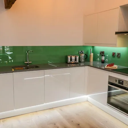 Repton Engine Shed 펜션 휫비